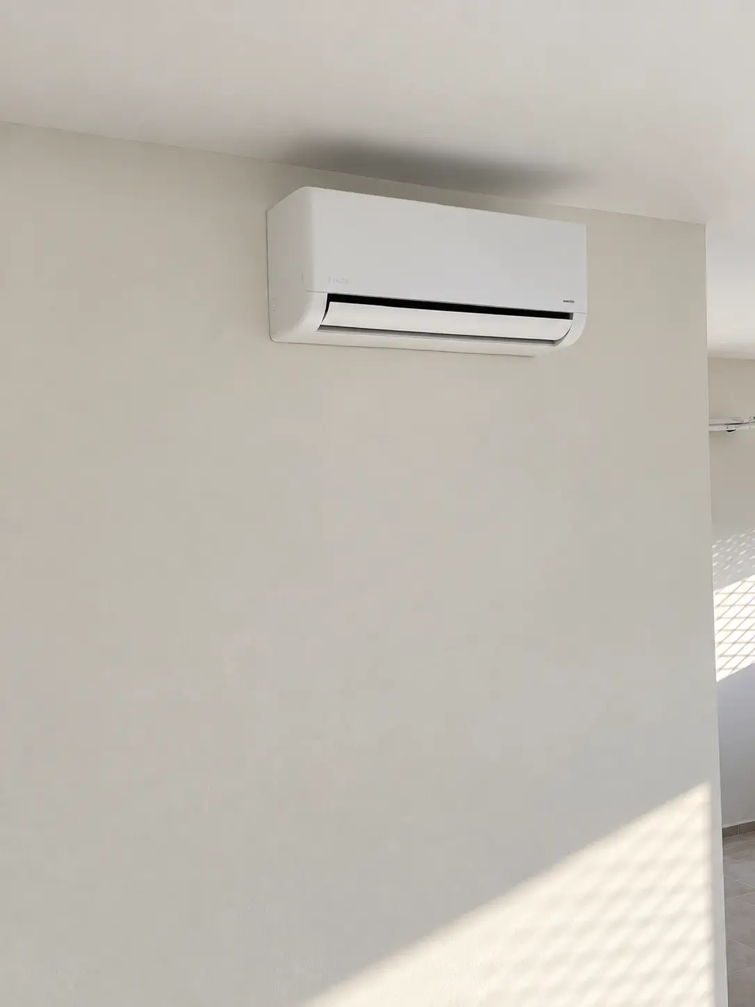 Instalação residencial de ar-condicionado split com acabamento limpo