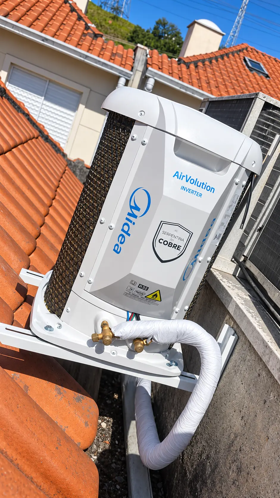 Condensadora Midea instalada com suporte e tubulação protegida