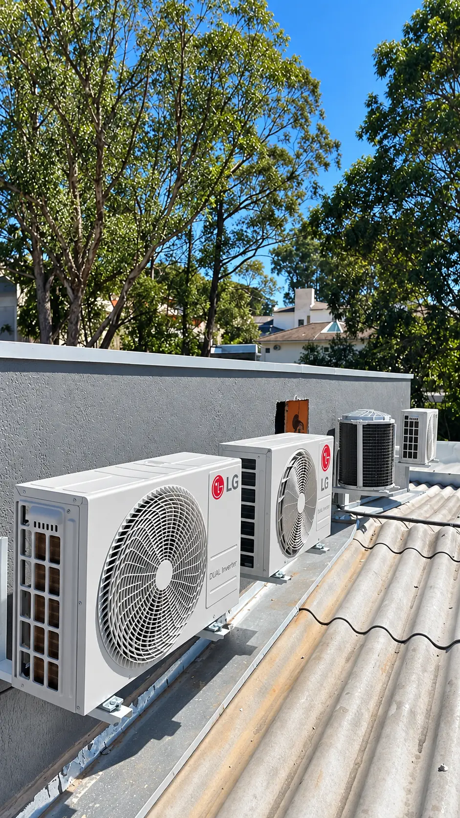 Conjunto de condensadoras LG instaladas na área externa